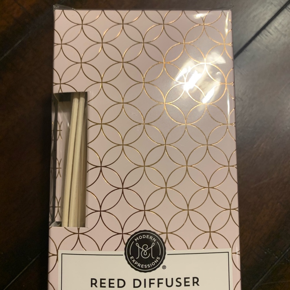 Modern Expressions Reed Diffuser 3.4 fl. oz. - Picture 2 of 7